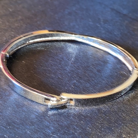 New In Box Fanci Silver Plate Aquarmarine Crystal Cuff Bracelet With Clasp Closu - Picture 7 of 9